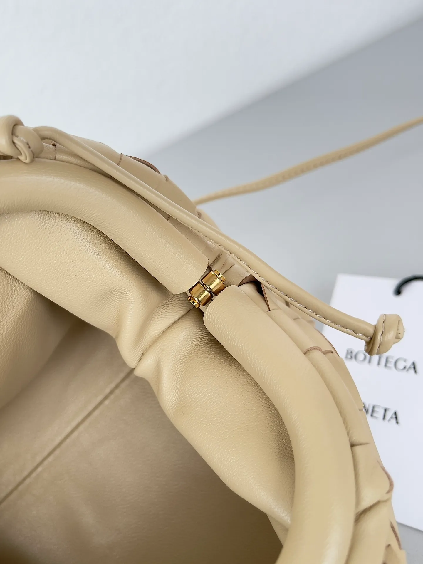 Batch 1260, ready to ship 𝗕𝗼𝘁𝘁𝗲𝗴𝗮 𝗩𝗲𝗻𝗲𝘁𝗮—[The pouch] King fried small size, beautiful, playful and cute , the imported sheepskin is very soft and comfortable, with a bit of a naughty and cool style, it will become your favorite in seconds. The small size can be held in hand or cross-body, so hurry up and get it❤️‍🔥❤️‍🔥 Color: Oatmeal Color: Size: 22*12*7